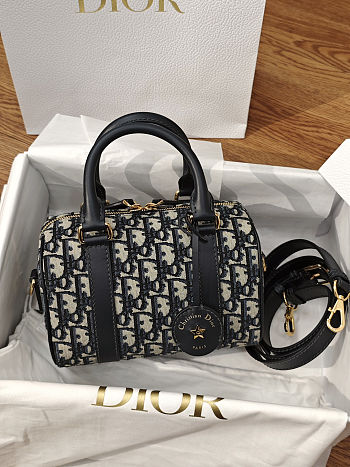  Dior Groove 20 bag in the Dior Oblique jacquard pattern 20.5 x 13.5 x 12 cm