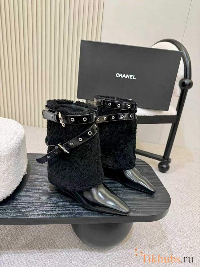 Chanel boots with black patent leather and shearling heel 5 cm - 1