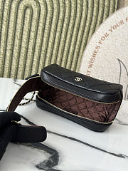 Chanel  Caviar Quilted Toiletry Case With Chain Black 18*9*9 cm - 5