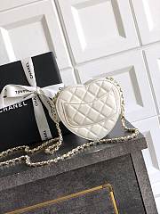 Chanel CC In Love Heart Clutch with Chain in white lambskin leather 12×13×5.5cm - 4