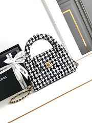 Chanel 24A Small Kelly Shopper bag in black and white houndstooth tweed 13x19x7 cm - 1