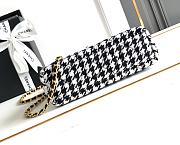Chanel 24A Small Kelly Shopper bag in black and white houndstooth tweed 13x19x7 cm - 5