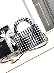 Chanel 24A Small Kelly Shopper bag in black and white houndstooth tweed 13x19x7 cm - 2