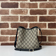 Gucci GG Emblem small bucket bag in beige and dark brown 20.5X18X11.5cm - 3