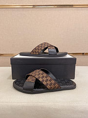 Gucci men's slide sandals with criss-cross straps in brown and black color - 2