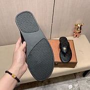 Gucci Interlocking G thong sandals in black - 4