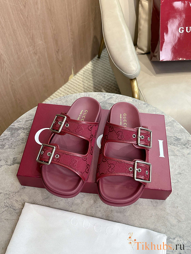  Gucci sandals with a GG monogram canvas in burgundy - 1