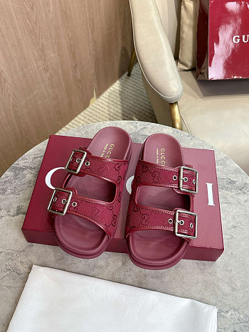  Gucci sandals with a GG monogram canvas in burgundy