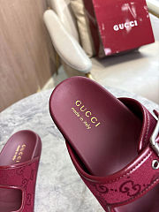 Gucci sandals with a GG monogram canvas in burgundy - 2