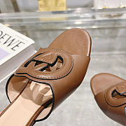 Gucci Women's slide sandal with Interlocking G in brown heel 6 cm - 6