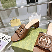 Gucci Women's slide sandal with Interlocking G in brown heel 6 cm - 2