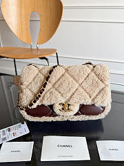  Chanel 24K Mini Shearling Flap Bag in brown lambskin with gold hardware 16 x 23.5 x7.5 cm - 1