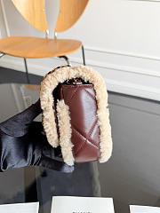  Chanel 24K Mini Shearling Flap Bag in brown lambskin with gold hardware 16 x 23.5 x7.5 cm - 6