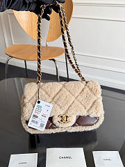  Chanel 24K Mini Shearling Flap Bag in brown lambskin with gold hardware 16 x 23.5 x7.5 cm - 5