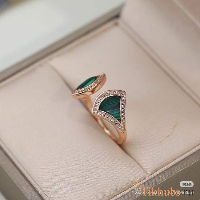 Bvlgari Divas' Dream 18 kt rose gold open ring with malachite inserts and pavé diamonds - 1