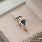 Bvlgari Divas' Dream 18 kt rose gold open ring with malachite inserts and pavé diamonds - 1
