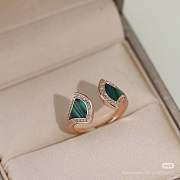 Bvlgari Divas' Dream 18 kt rose gold open ring with malachite inserts and pavé diamonds - 4