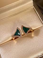 Bvlgari Divas' Dream 18 kt rose gold open ring with malachite inserts and pavé diamonds - 2