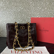 Valentino Garavani Laseine Small Shopping Bag in Chevron-Patterned Leather in burgundy color 26.5 x 22 x 10 cm - 4