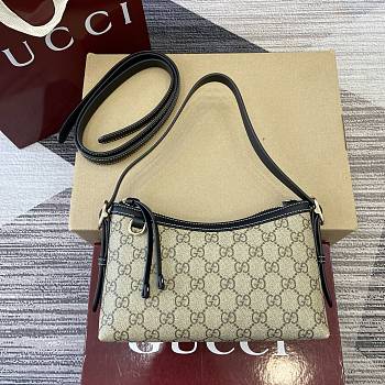 Gucci GG Emblem medium shoulder bag in the coated-canvas 22x14x8cm 