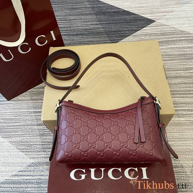Gucci GG Emblem embossed black leather small shoulder bag in red color 22×14×8cm - 1