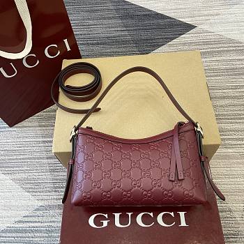 Gucci GG Emblem embossed black leather small shoulder bag in red color 22×14×8cm