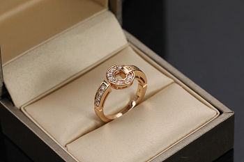Bvlgari Bvlgari 18k rose gold ring set with pavé diamonds