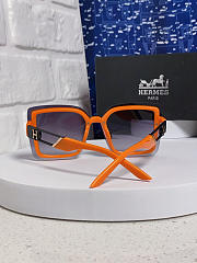  Hermes sunglasses featuring the 'H' logo  - 5