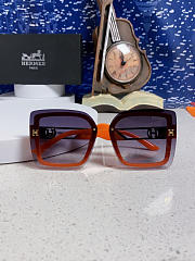  Hermes sunglasses featuring the 'H' logo  - 2