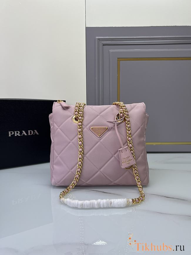 Prada Re-Edition 1995 Chaîne medium tote bag in light pink 25x24x5cm - 1