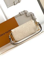 Louis Vuitton Wallet On Chain Ivy bag in cream 23.5x12x4.3 cm - 4