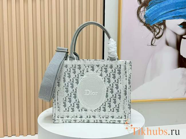 Dioramour Small Dior Book Tote handbag features an embroidered strap 26*8*22cm - 1