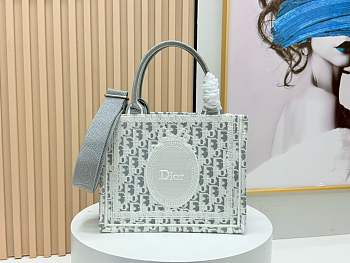 Dioramour Small Dior Book Tote handbag features an embroidered strap 26*8*22cm