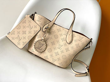 Louis Vuitton Blossom PM bag Mahina leather in light beige 20x20x12.5 cm
