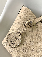 Louis Vuitton Blossom PM bag Mahina leather in light beige 20x20x12.5 cm - 2