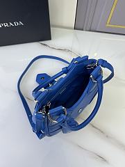 Prada Re-Edition 2002 bag is featured in a striking blue leather 22.5x16x7.5cm - 4