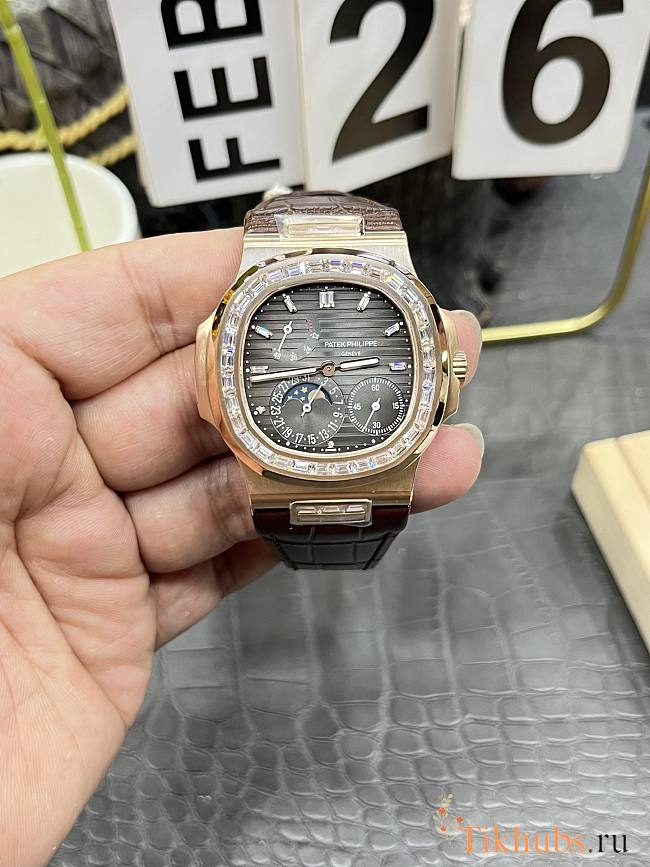 Patek Philippe Nautilus 5724R-001 Rose Gold Moonphase - 1