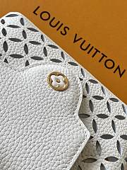 Louis Vuitton Capucines Mini bag in a white laser-cut design 14x8x21 cm - 4