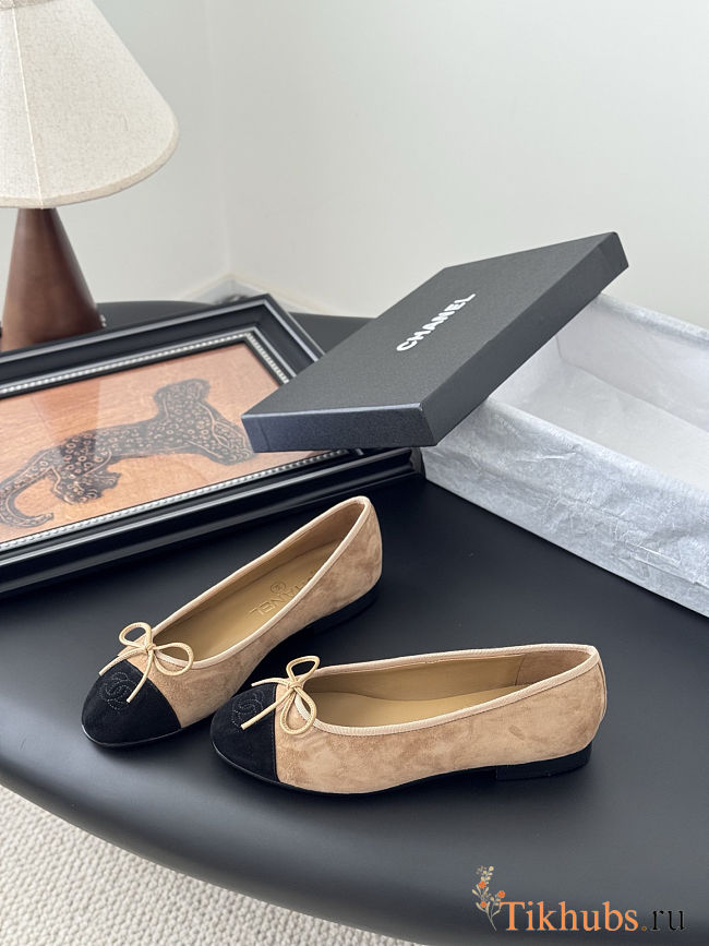 Chanel ballet flats are beige suede - 1