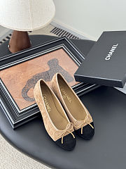 Chanel ballet flats are beige suede - 4