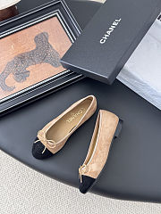 Chanel ballet flats are beige suede - 2