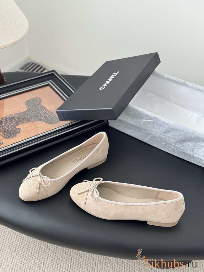 Chanel ballerina flats in beige suede - 1