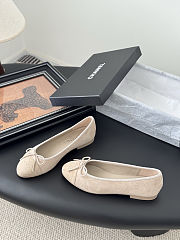 Chanel ballerina flats in beige suede - 1