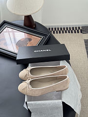 Chanel ballerina flats in beige suede - 2