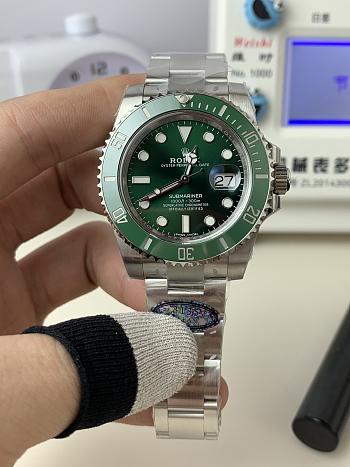 Rolex Submariner Date 116610LV Hulk watch 40 mm dial