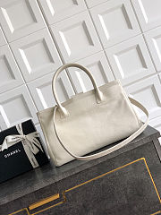 Chanel Executive Leather White Tote 24x36x14 cm - 6