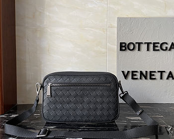 Bottega Veneta Men's BV Crossbody Bag 27x17x7cm