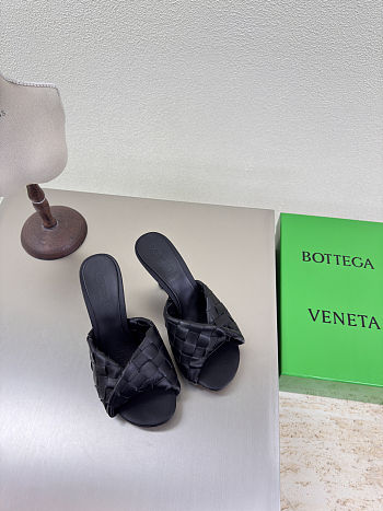 Bottega Veneta Blink mules in black leather with a twisted intrecciato 1.5cm