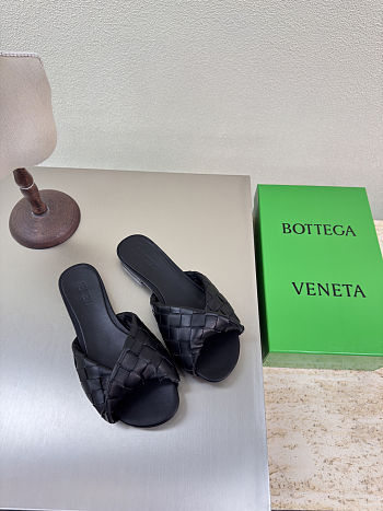 Bottega Veneta Blink Intrecciato leather slides in black 
