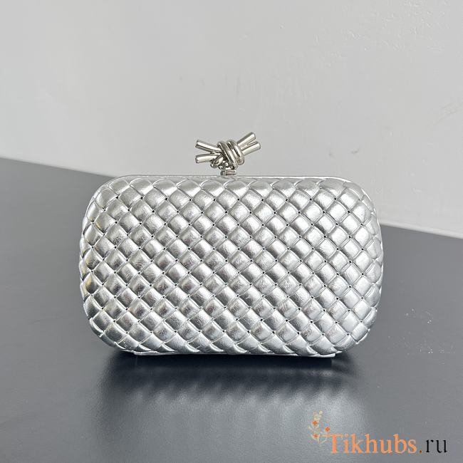 Bottega Veneta Knot Clutch Silver 20x12x5.5 cm - 1